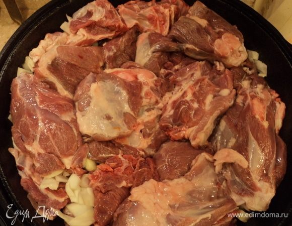 И на нее уже — куски мяса.