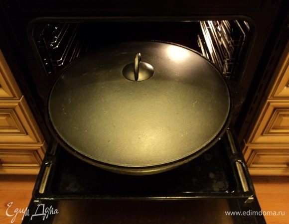 Крышкой казан прикрыли плотненько и в холодную духовку. Температуру на первый час на 240°C, потом — на 160–170°C, и так еще часа 3. Заглядывать, перемешивать не нужно. Главное — вытерпеть эти часы, ибо ароматы по дому — несказанные, непередаваемые. Когда уж совсем невтерпежь, и кажется, что уже готово, можно крышку открыть, на сильный огонь (особенно сверху) включить и дать чуть поджариться сверху. Хотя, честное слово, в данном случае это лишнее.