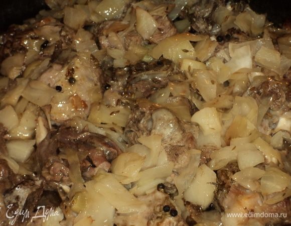 Вкус, аромат и нежность этого мяса трудно передать словами и фотографией. Это просто один раз нужно попробовать. К слову, если кто хочет поменьше жирного, так «шубка» капустная тут как раз для этого — берете шумовку и мясо из «шубки» тушеной достаете. Хотя, в нашей компании ставим казан прямо на стол, и каждый сам как уж душе угодно. Очень хорошо тут свежих овощей и зелени на стол поставить. Ну, и чай горячий.