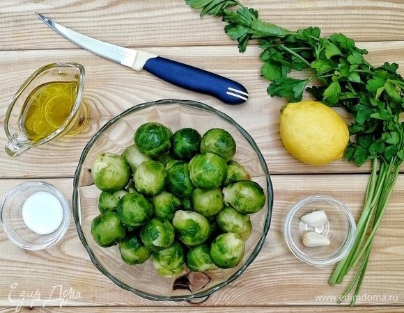 В первую очередь займемся брюссельской капустой. Я брала замороженную, поскольку сейчас не сезон, но можно и свежую. Даем ей полностью разморозиться и сливаем лишнюю жидкость.