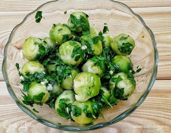 Заливаем полученным маринадом брюссельскую капусту, следим, чтобы он попал на каждую капусточку. Отставляем в сторону, пусть ждет своего часа и набирается вкуса и аромата.