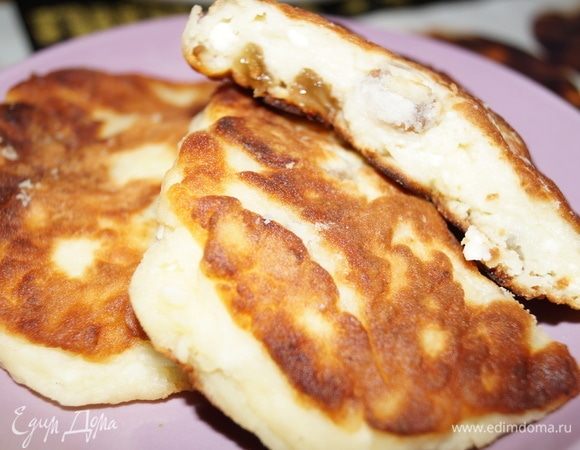 Замешиваем столовой ложкой творожное тесто из всех ингредиентов по очереди, оно получается негустым.