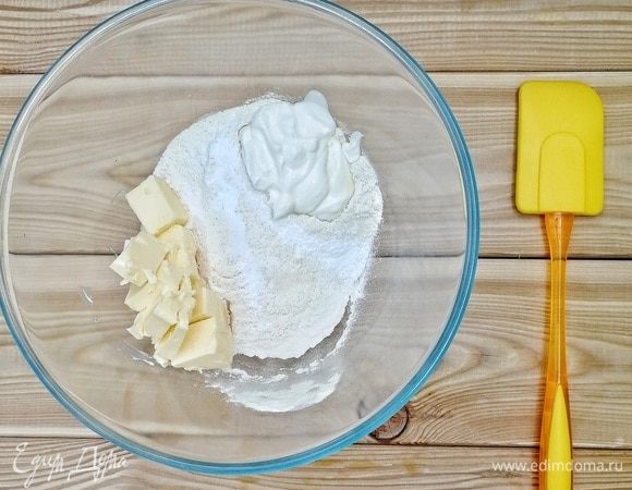 Теперь приготовим песочное тесто. Для этого соединяем в миске просеянную муку, размягченное сливочное масло, сметану, сахар, соль, разрыхлитель и замешиваем тесто. Я это всегда делаю руками, тем самым отдавая ему тепло, любовь и хорошее настроение. Да и сами руки будут вам весьма благодарны за такую спа-процедуру!