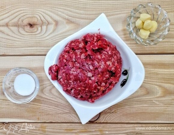 Займемся фаршем. Солим его, добавляем натертый на мелкой терке имбирь.