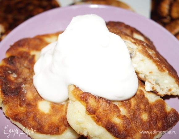 Столовой ложкой выкладываем тесто на муку и обваливаем его, формуя круглые плоские лепешки (их должно получиться 8 штук), лепешки выкладываем на разогретую с маслом сковороду с а/п и обжариваем с двух сторон до румяной корочки. После того, как вы обжарили одну сторону, переверните творожники и уже под крышкой дожаривайте их на медленном огне. Приятного вам завтрака!