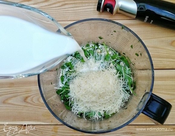 Готовим нашу вкусную и безумно ароматную сливочную заливку: в чаше блендера соединяем 3 яйца, оставшуюся петрушку, базилик, 5 зубчиков чеснока, натертый на мелкой терке пармезан, соль, немного перчим, наливаем сливки. Включаем блендер и все взбиваем.