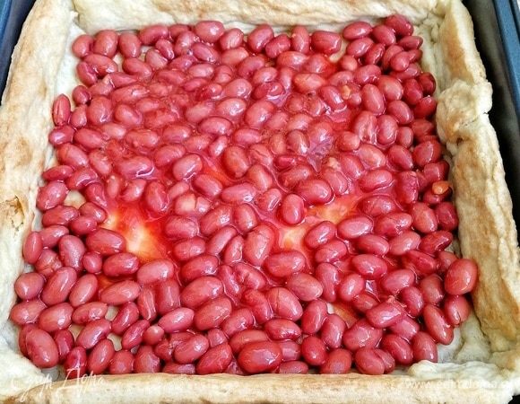 На нашу песочную основу в первую очередь выкладываем слой фасоли.