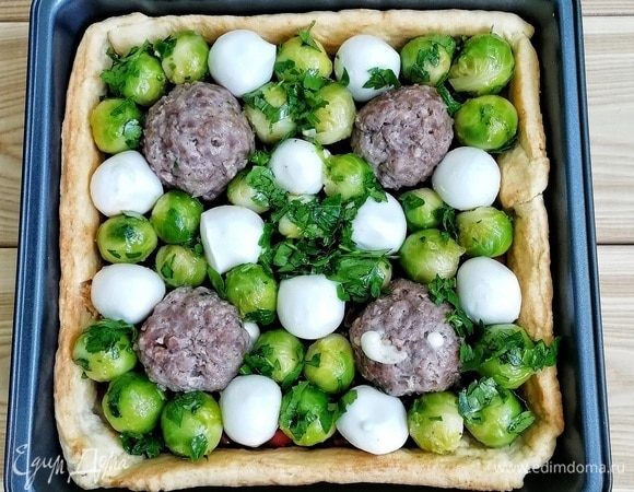 Далее выкладываем фрикадельки, брюссельскую капусту и шарики моцареллы (один плюс от антироссийских санкций точно есть — в Приморье начали делать отличную моцареллу по очень привлекательной цене!).