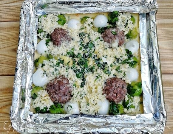 Заливаем содержимое киша нашей сливочно-травяной ароматной смесью. Далее полезный совет от меня: чтобы бортики нашего пирога не подгорели, прикрываем их фольгой. Тесто будет в самый раз — красивое и румяное. Отправляем наш киш в духовку, разогретую (точнее, остывшую) до 180°С, на 40 минут. Буквально через 10 минут из духовки начинает раздаваться волшебный аромат, и вся семья подтягивается к кухне.