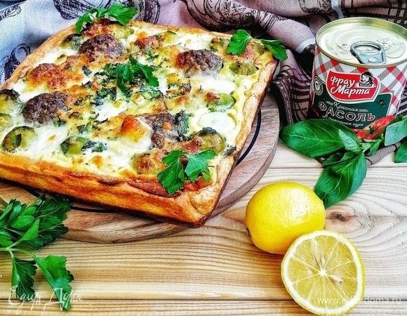 40 минут прошло, а это значит, что наш чудесный киш готов! Аромат — сногсшибательный, вкус — потрясающий! Все уже собрались за столом и с нетерпением ждут пирог. Приятного аппетита!