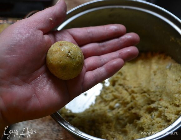 Охлажденное тесто разделяем на кусочки и скатываем шарики. Возможно, кому-то для работы понравится руки слегка обмакнуть в масле или воде.