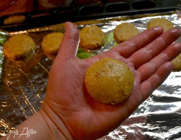 Шарик приплюснуть ладошками, и заготовка печенья готова.