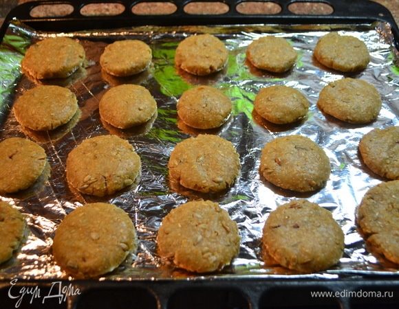 Выложить печенье на противень, застеленный пергаментной бумагой или фольгой.