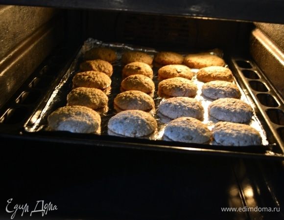 Отправить в разогретую духовку при 180°C на 10–12 мин. Учитывайте, что когда вы достанете печенье, оно еще доходит само. Не пересушивайте печенье!