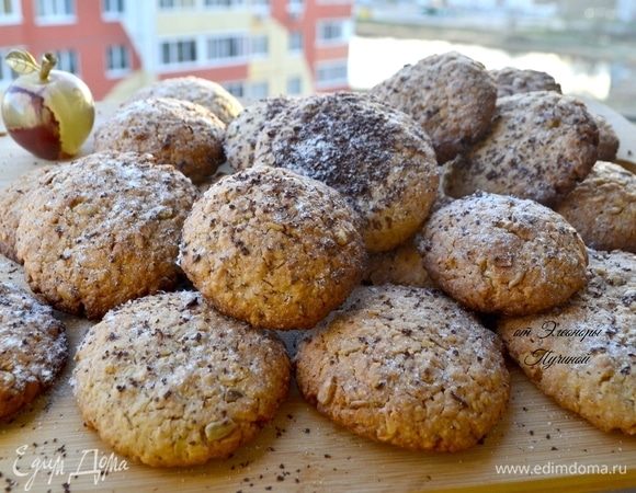 Готовое, еще горячее печенье посыпать шоколадной стружкой. Когда остынет, посыпьте сахарной пудрой.