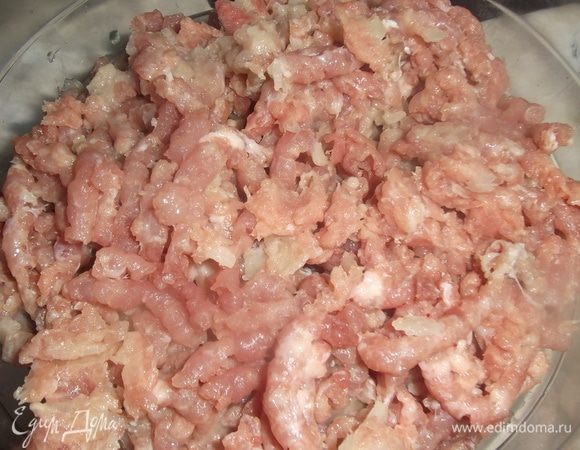 Мясо с луком пропустить через мясорубку с крупной решеткой.