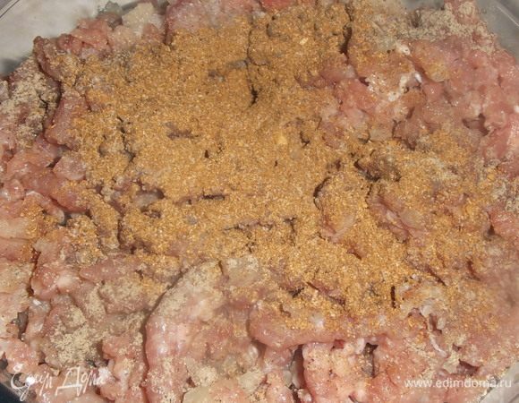 Посыпать солью, перцем и приправой. Перемешать.