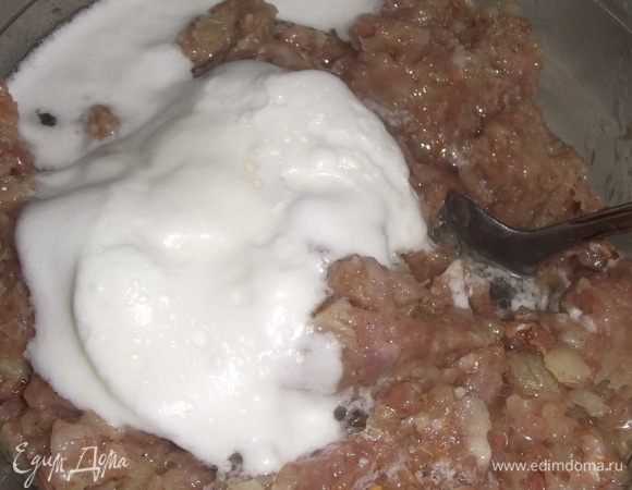 В фарш добавить растительное масло и взбитый в пену яичный белок с сахаром. Вымешать.