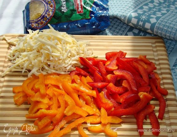 Болгарский перчик нашинковать соломкой. Я для яркости цвета взяла по половинке красного и оранжевого перчика. Сыр натереть на крупной терке.