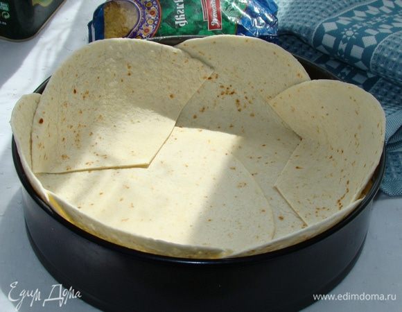 Форму для запекания смазать сливочным маслом и уложить лаваш в виде чаши.