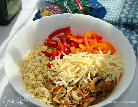 В миске смешать обжаренные грибы с луком и морковью, набухший булгур, нашинкованный болгарский перец и натертый сыр (немного сыра оставить для верха тарта). Залить сливками, посолить и поперчить по вкусу и все перемешать.