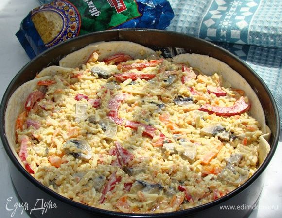 Готовую смесь равномерно выложить в импровизированную чашу и поставить в разогретую до 170°C духовку минут на 20–25.