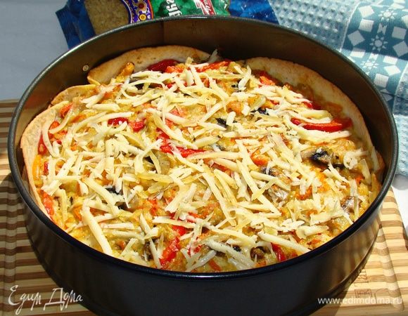 Достать тарт из духовки, сверху посыпать немного тертого сыра и поставить обратно в духовку минут на 5, чтобы сыр расплавился.