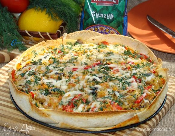 Сверху украсить рубленой зеленью, и наш тарт готов! Он получился очень вкусным, по-летнему ярким и несложным в приготовлении. Так как сейчас начинается дачный сезон, то такой тарт вполне можно приготовить и на даче!