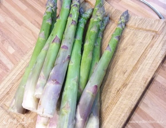 Спаржу очистить, нарезать на половинки, отварить в подсоленной воде 8 минут, выложить на дуршлаг и обдать ледяной водой. Воде дать стечь.