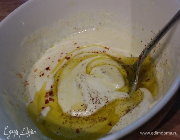 Из данных ингредиентов сделать соус. Яйца отварить в течение 5 минут. Очистить.