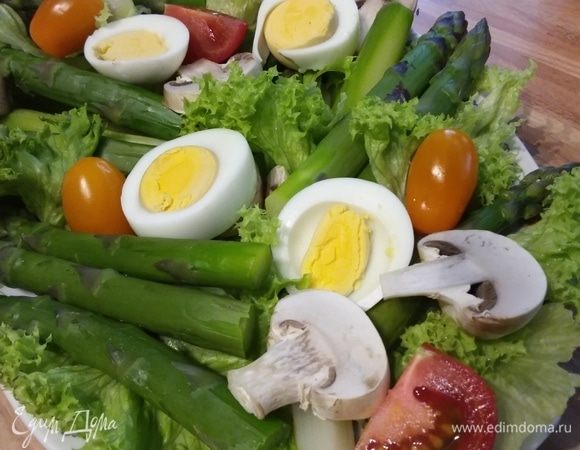 На блюдо выложить руколу (у меня листья салата), поверх разложить все остальные ингредиенты. Шампиньоны у меня сырые, но они не обязательны. Яйца нарезать шайбами.