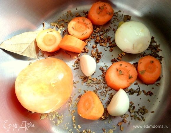 Для бульона стандартный набор: морковь, лук, помидор, лавровый лист, тмин, сельдерей (у меня сухой, заготовка), петрушка (тоже сухая), соль, перец. Можете добавить свои корнеплоды.