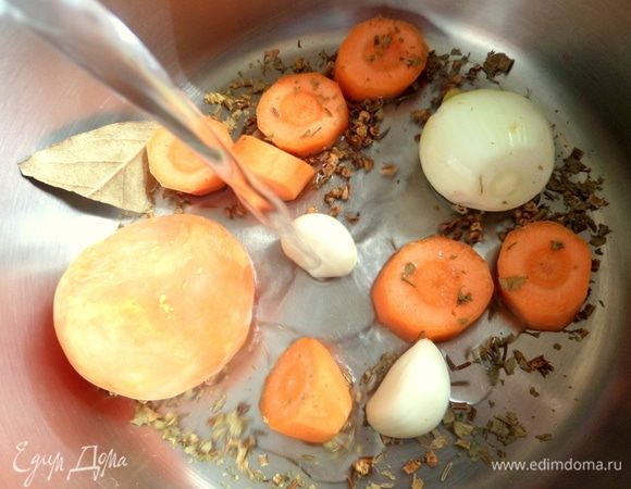 Влить воду, пока около 0,5 литра.