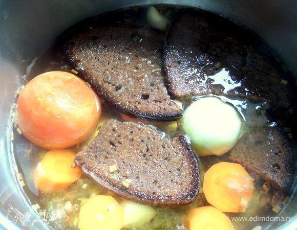 Итак, когда овощи поварились до полуготовности, можно отправить к ним сухари и варить дальше. Хлеб должен перейти из разряда сухарей в мягкие кусочки.