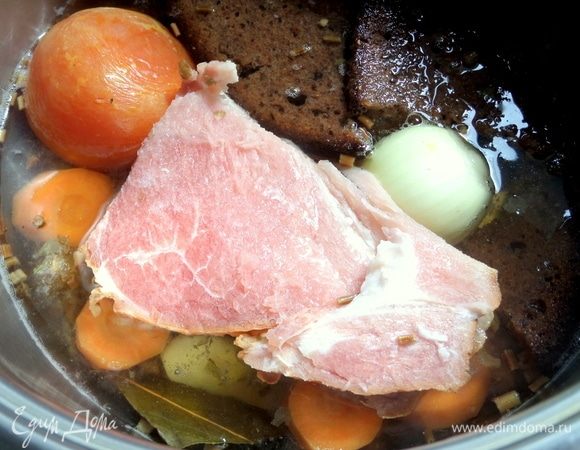 Так как я варила суп не на косточках, а решила по-быстрому, поэтому положила в бульон пару-тройку ломтиков копченой свининки. В дальнейшем я решила мяско вытащить и подать уже в тарелке нарезанным.