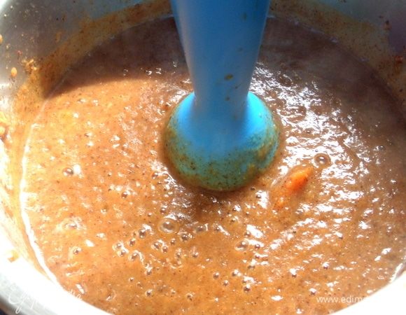 Когда овощи сварились, мясо я вытащила, суп взбила блендером.