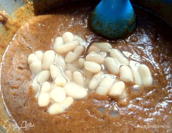 Добавить фасоль в суп и снова взбить.