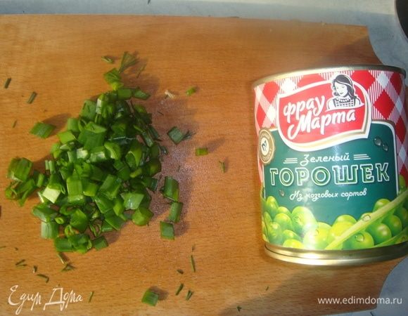 Зеленый лук мелко нарезать.