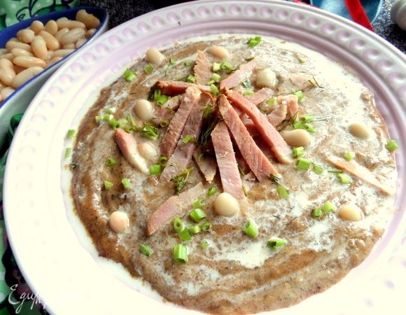 Украсить зеленью и отдельными фасолинками.