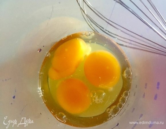 В другую емкость разбить 3 яйца, всыпать сахар и взбить до посветления и появления пышной массы.