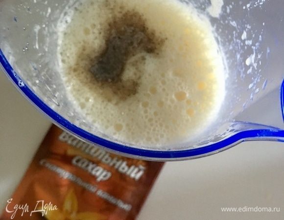 К яйцам и сахару влить теплое молоко с маслом, еще взбить. Масса увеличится в объеме и станет пышнее. Добавить ванильный сахар.