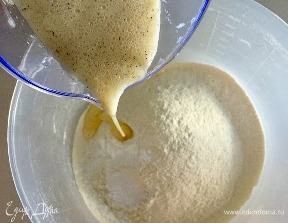 Теперь взбитые яйца, сахар, молоко, сливочное масло и ванильный сахар влить струйкой в муку, перемешать и немного взбить венчиком.