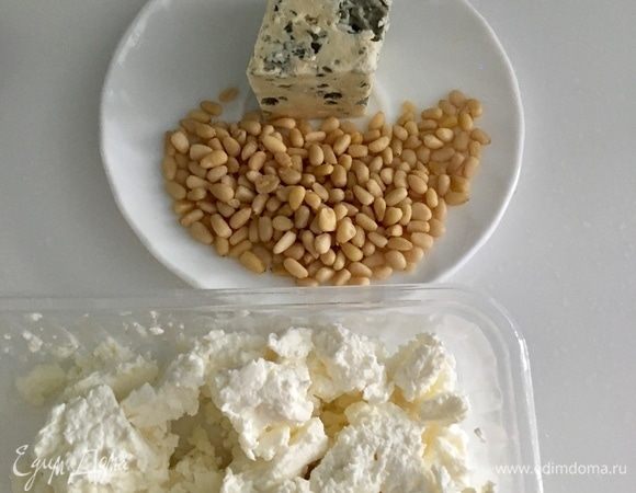 Когда и бисквит, и ананасово-грушевое компоте остынут, переходим к приготовлению крема. Почему в предисловии я назвала его голубым? Да просто в его состав входит творог, кедровые орехи и секретный, интересный ингредиент — сыр с голубой плесенью. У Виктории в книге — горгонзола.