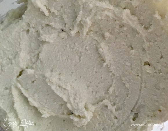 Вот такая творожно-сырная масса у меня получилась. С легким голубым благородным оттенком и тонким вкусом. К сожалению, фото не передает до конца вид, но тогда прошу поверить мне на слово.