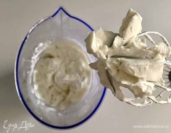 Сливки взбить с сахарной пудрой до устойчивых пик и соединить аккуратно, но уверенно с творожно-сырной массой. Кстати, сладость крема регулируйте по вкусу.