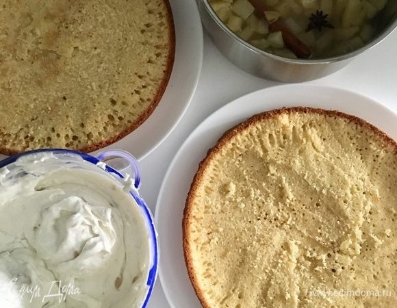 Давайте собирать тортик. У нас два бисквитных коржа, а также творожно-сырный «голубой» крем с кедровыми орешками и полностью остывшее ананасово-грушевое мегадушистое компоте.