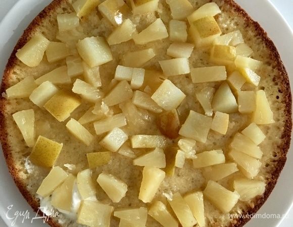 Первый бисквитный корж пропитать сиропом, в котором варились фрукты, и выложить сами фрукты.