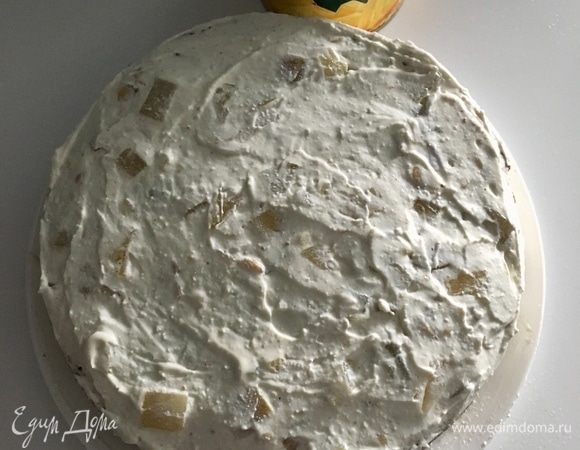 И во второй раз фрукты укрываем творожно-сырным покрывалом. Далее верх тортика можно украшать по желанию, умению и навыкам. Поскольку я уже говорила, что таковых у меня пока не приобрелось, я просто растопила белый шоколад и полила им тортик.