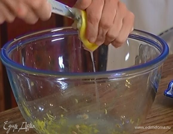 Из оставшейся половинки лимона выжать сок.