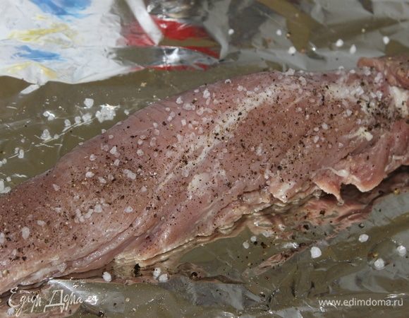 Берете любую часть, но главное, чтобы мясо было свежее и качественное. Я люблю самую нежную часть — вырезку. Фольгу расстелите, смажьте маслом. Вырезку посолите и поперчите свежемолотым перцем. Ничего больше не добавляйте, соль и перец. Для яркого вкуса мы приготовим соус-глазурь, который добавит вкусовых ноток.